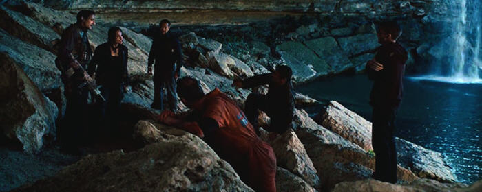 영화 프레데터스 폭포 아래 동굴
