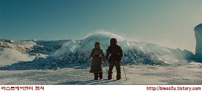 영화 라스트에어벤더 빙판 밑에서 솟아오르는
            거대한 구체