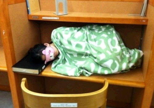 도서관에서 졸렸던 여자, 담요 덮고 자는 모습
