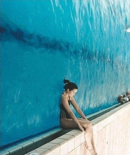 3초 후 이상한 사진, 수영장