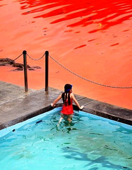 호주 핏빛바다, 수영장에서 바라보는 소녀