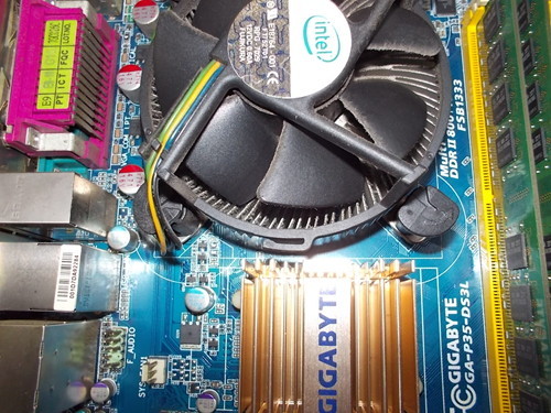 컴퓨터 수리, 컴퓨터 먼지 청소, CPU 쿨러와
            메모리 주변에 쌓인 먼지