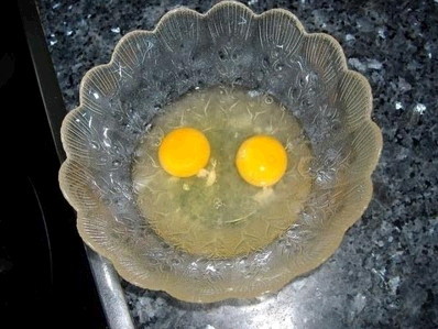 누가 날 쳐다보는 느낌, 그릇에 담긴 계란
            노른자