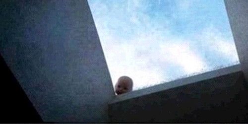 가장 무서운 인형 1탄, 아기 인형이 지붕
            위에서 내려다 보고 있다
