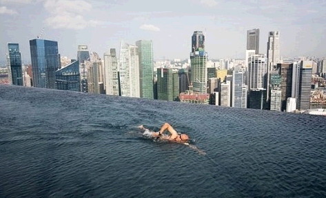 무서운 풀장, 고층 건물 위에서 수영을 즐기는
            사람들 1