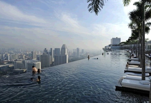 무서운 풀장, 고층 건물 위에서 수영을 즐기는
            사람들 3