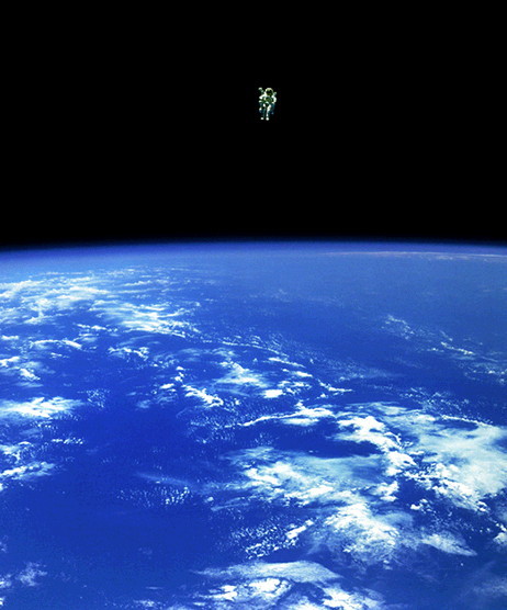 나사 우주사진 공개, 우주 밖으로 날려가는 우주비행사